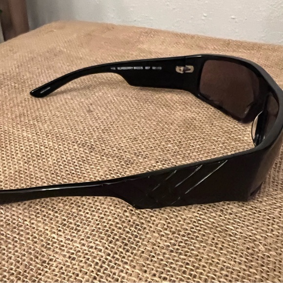 Womens Burberry sunglasses. - Picture 4 of 6